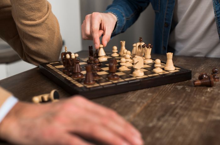 轻松免费玩在线国际象棋 |如何在两场高手比赛中赢得一场比赛？